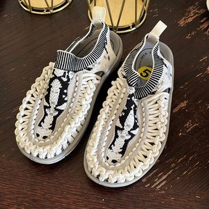 Keen Anatomical black and white sandals. Size 5. Brand new!